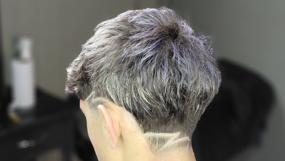Corte de cabelo estilizado com desenho geométrico na Barbeariadohammer, Paraná, Paraná, BR.