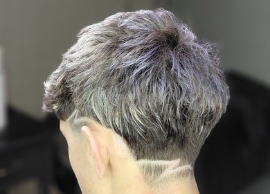 Corte de cabelo estilizado com desenho geométrico na Barbeariadohammer, Paraná, Paraná, BR.