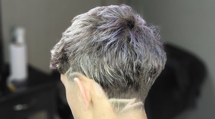 Corte de cabelo estilizado com desenho geométrico na Barbeariadohammer, Paraná, Paraná, BR.