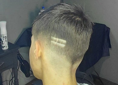 Corte moderno na Barbearia do Hammer em Paraná, Paraná, BR, com detalhes únicos na nuca.