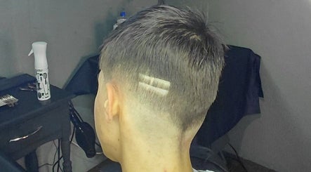 Corte moderno na Barbearia do Hammer em Paraná, Paraná, BR, com detalhes únicos na nuca.