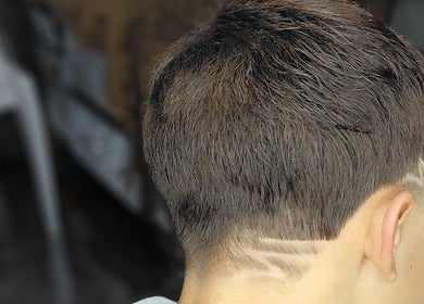 Corte moderno com linhas na Barbeariadohammer, Paraná, Paraná, BR.
