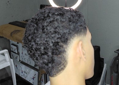 Corte de cabelo moderno na Barbeariadohammer, Paraná, Paraná, BR. Estilo fade com cabelo enrolado.
