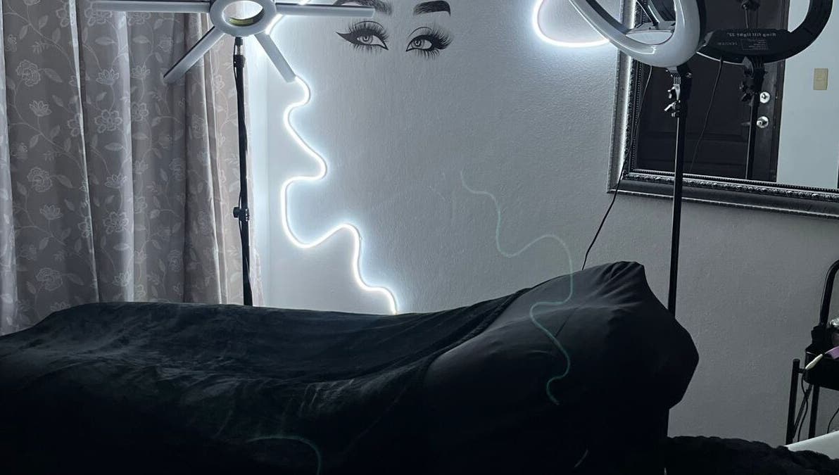 Cama de tratamiento con luz suave en Senze Studio, Santo Domingo, Distrito Nacional, DO.