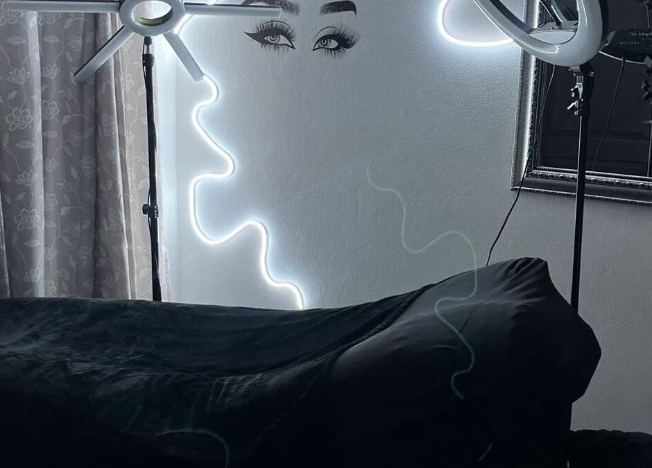 Cama de tratamiento con luz suave en Senze Studio, Santo Domingo, Distrito Nacional, DO.