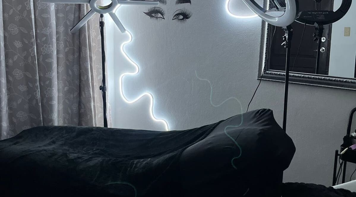 Cama de tratamiento con luz suave en Senze Studio, Santo Domingo, Distrito Nacional, DO.