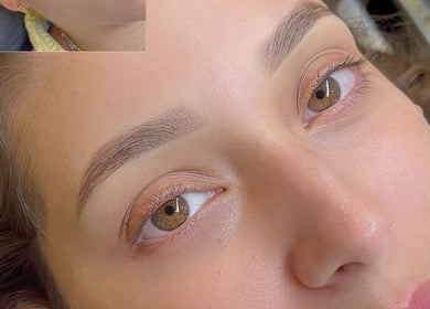 Microblading en Senze Studio, Santo Domingo, Distrito Nacional, DO, resaltando cejas bien definidas.