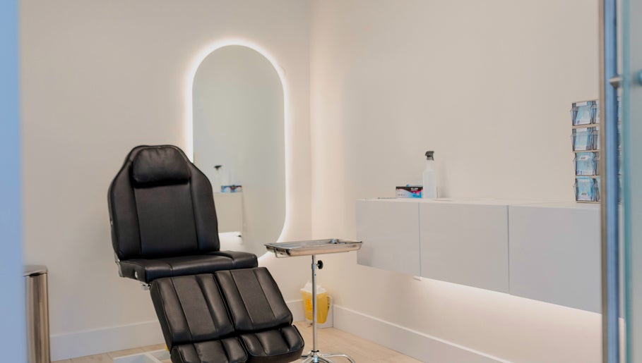Modern tattoo chair and clean setup at Colibri Tattoo and Piercing Ottawa, Ontario, CA.