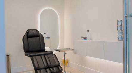 Modern tattoo chair and clean setup at Colibri Tattoo and Piercing Ottawa, Ontario, CA.