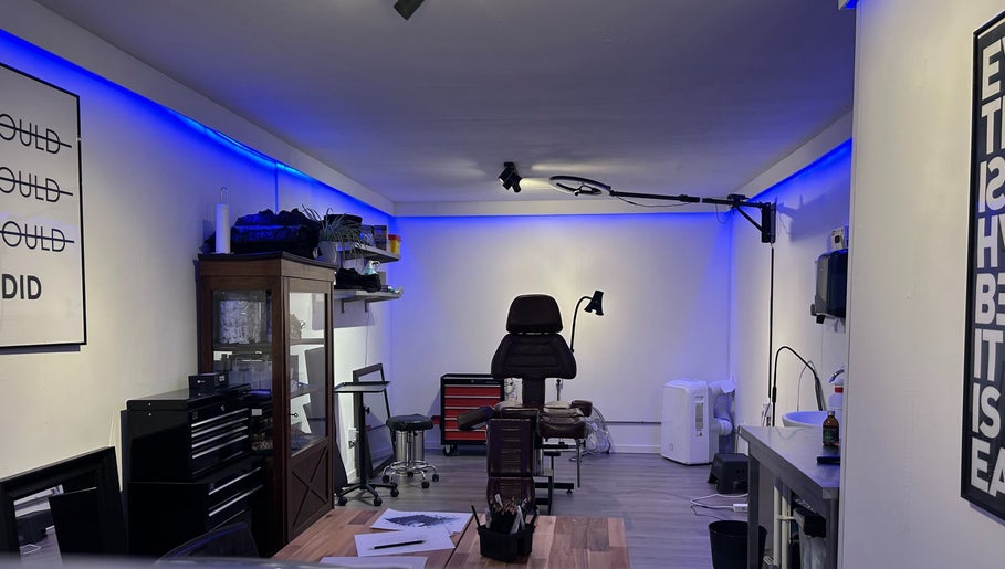 Interieur van Inko Tattoos studio, Zoetermeer, Zuid-holland, NL met moderne inrichting en verlichtingsaccenten.