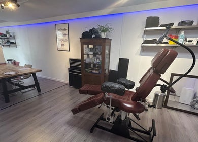 Moderne tattoo-studio bij Inko Tattoos in Zoetermeer, Zuid-holland, NL met comfortabele stoel en kunstzinnige inrichting.