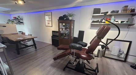 Moderne tattoo-studio bij Inko Tattoos in Zoetermeer, Zuid-holland, NL met comfortabele stoel en kunstzinnige inrichting.