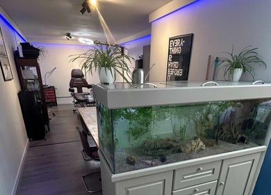 Interieur van Inko Tattoos met aquarium in Zoetermeer, Zuid-Holland, NL.