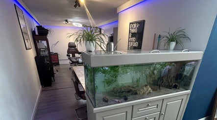 Interieur van Inko Tattoos met aquarium in Zoetermeer, Zuid-Holland, NL.