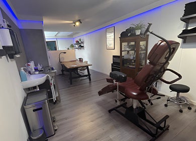 Inko Tattoos studio in Zoetermeer, Zuid-holland, NL met moderne inrichting en comfortabele stoel.