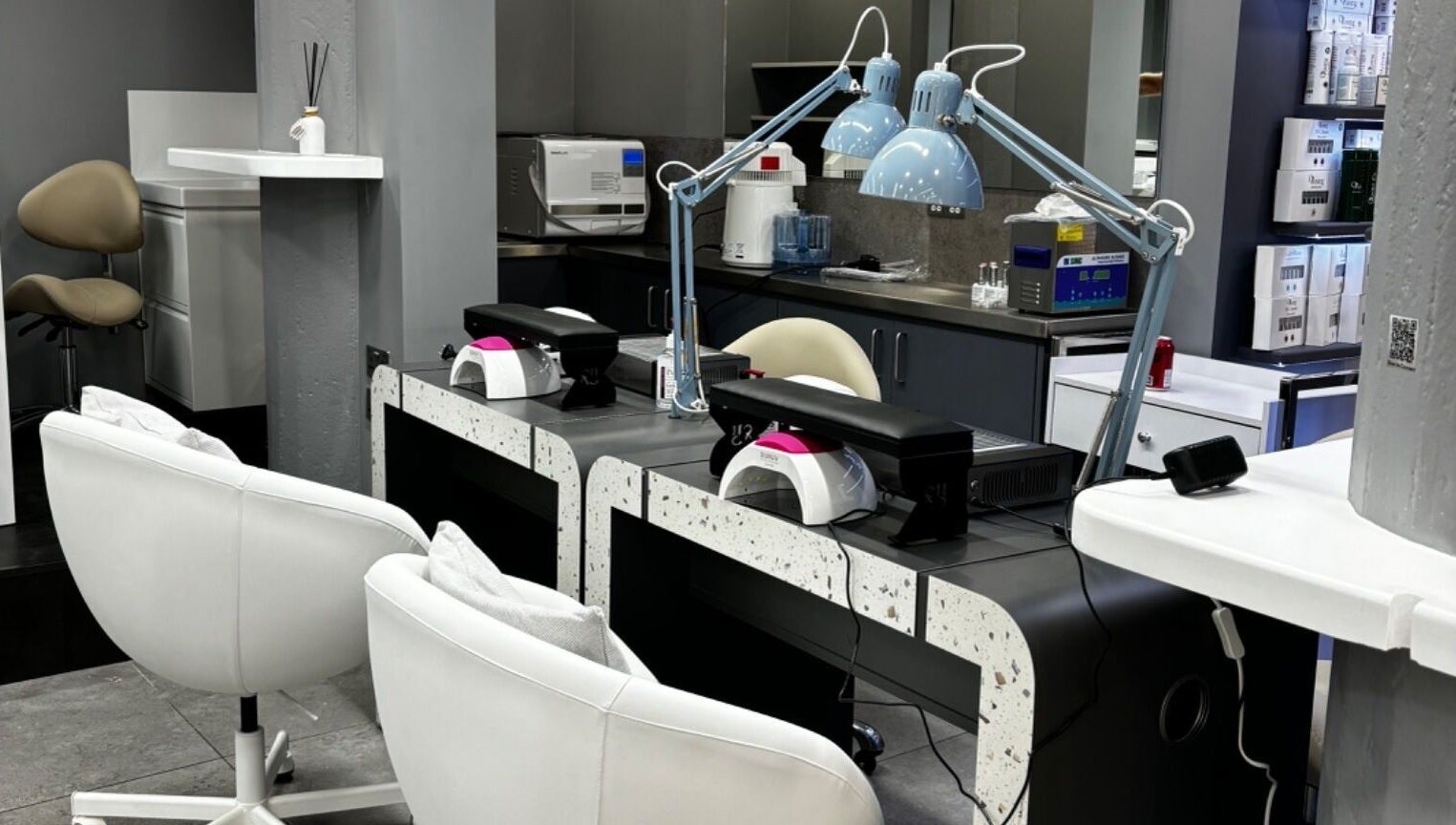 Стильний інтер'єр салону Івана Мартинова в Лондоні, Англія, GB.