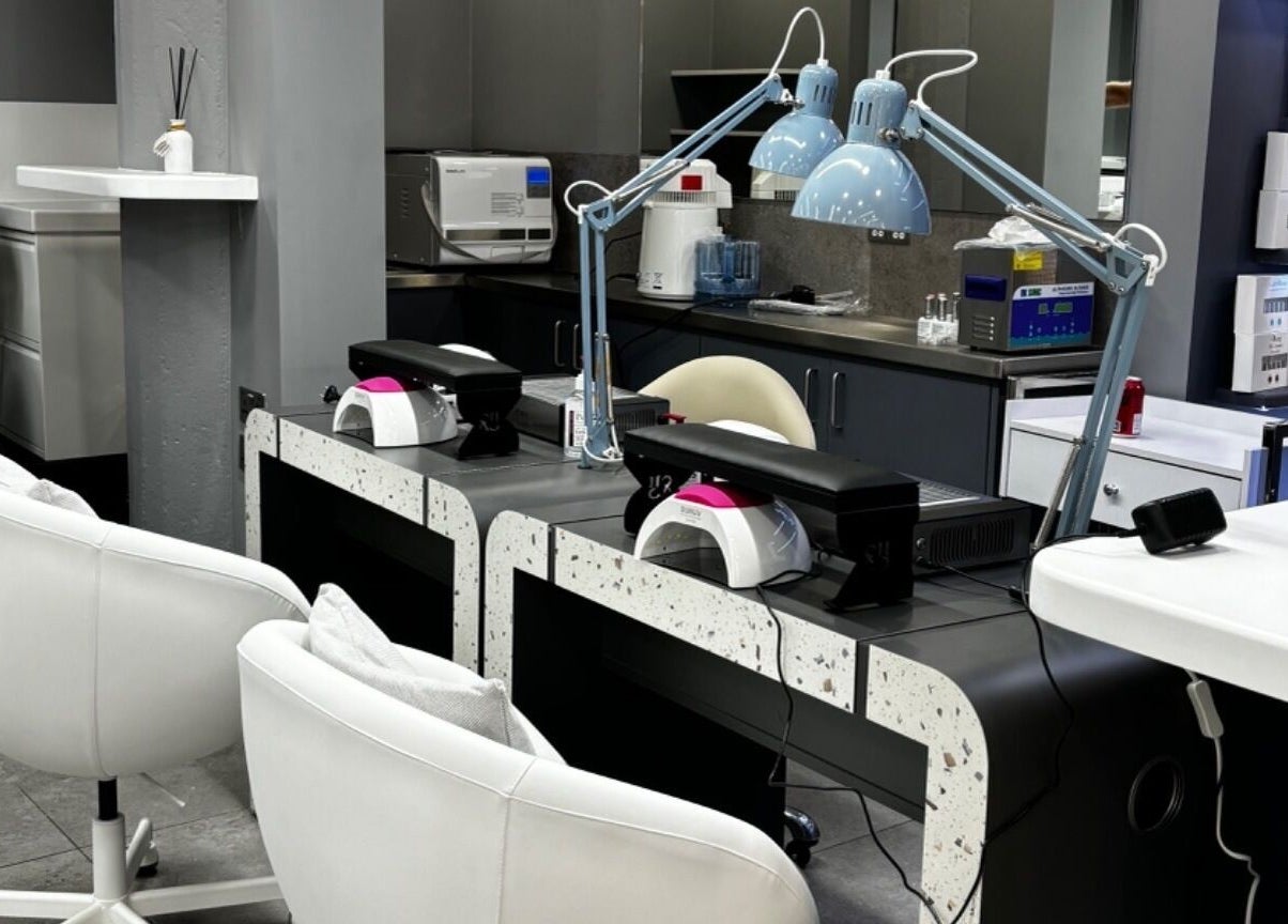 Стильний інтер'єр салону Івана Мартинова в Лондоні, Англія, GB.