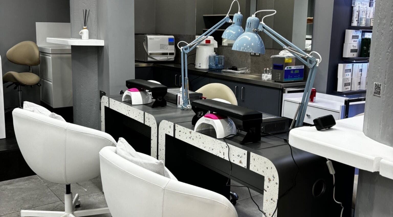 Стильний інтер'єр салону Івана Мартинова в Лондоні, Англія, GB.