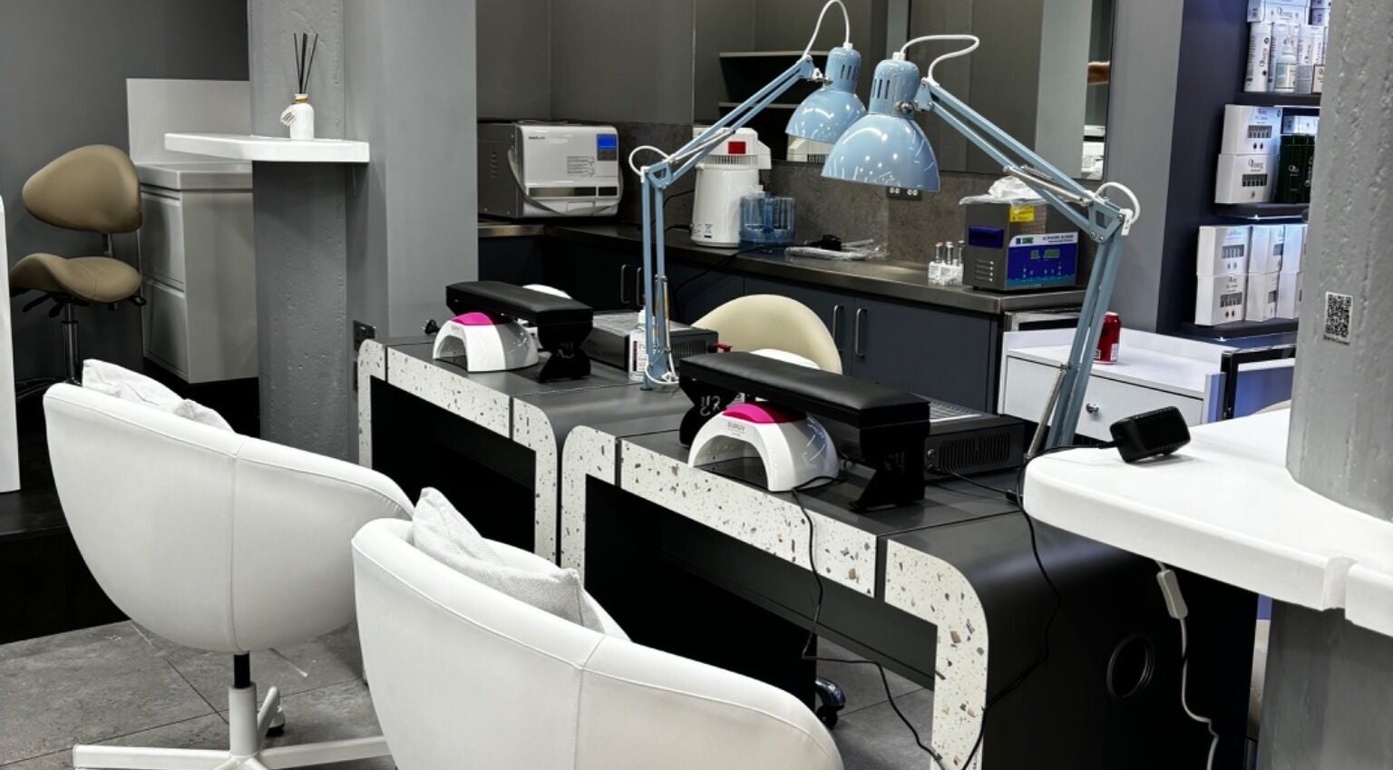 Стильний інтер'єр салону Івана Мартинова в Лондоні, Англія, GB.