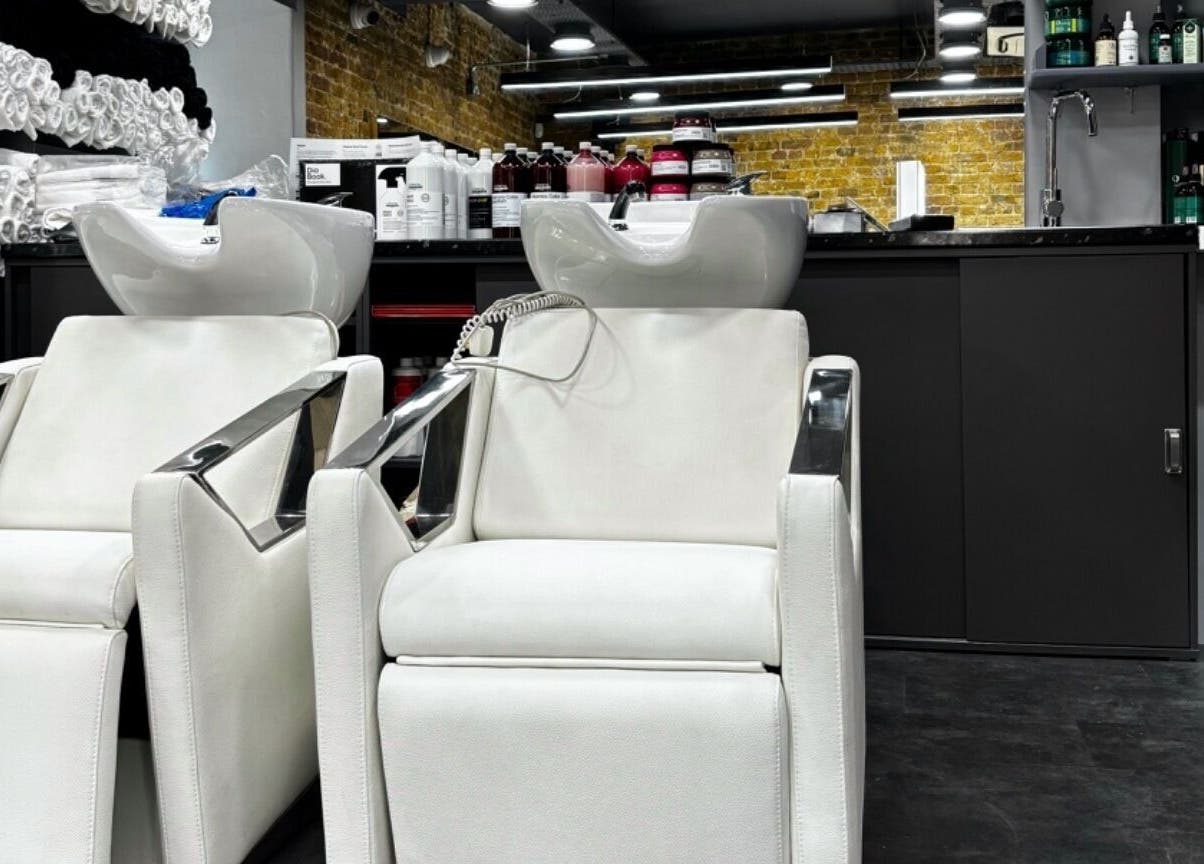 Інтер'єр салону краси Ivan Martynov у Лондоні, Англія, GB з білими кріслами та стильним дизайном.