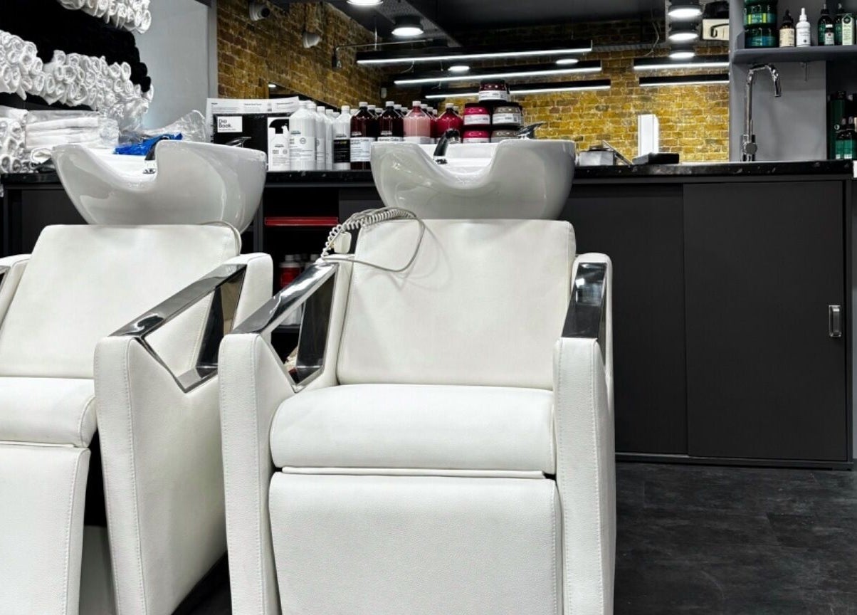 Інтер'єр салону краси Ivan Martynov у Лондоні, Англія, GB з білими кріслами та стильним дизайном.