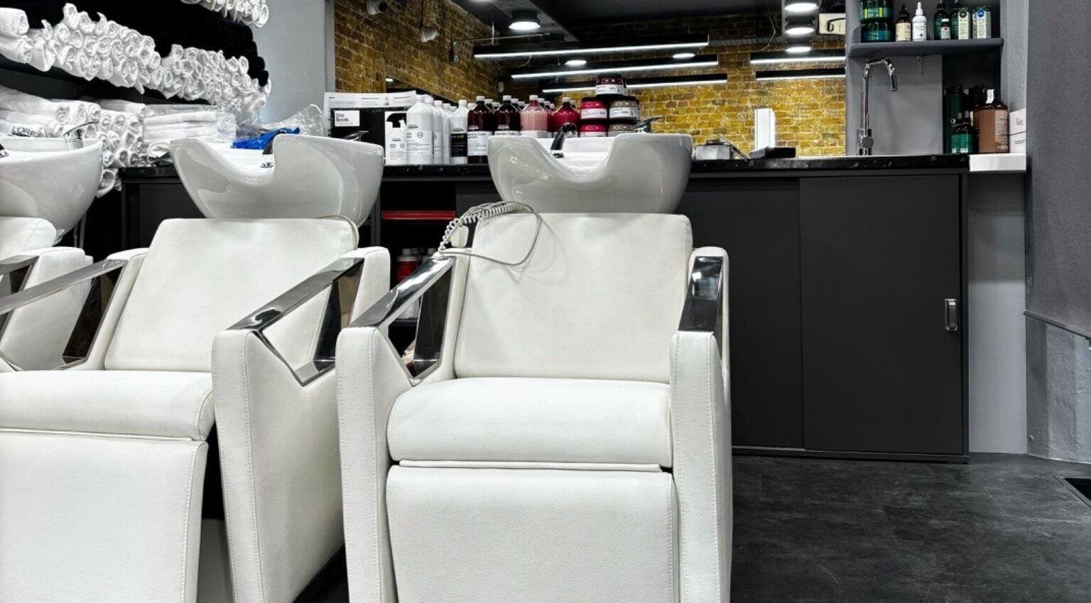 Інтер'єр салону краси Ivan Martynov у Лондоні, Англія, GB з білими кріслами та стильним дизайном.