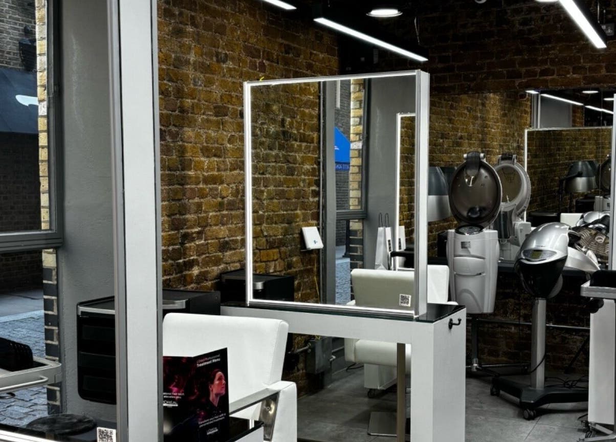 Сучасний салон краси Івана Мартинова в Лондоні, Англія, з індустріальним дизайном.
