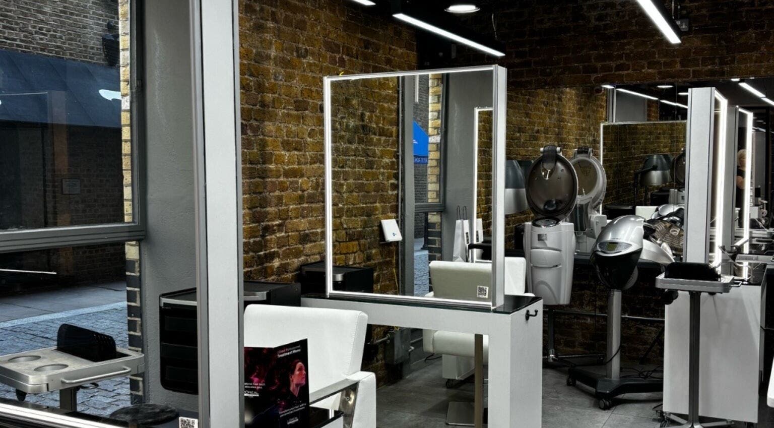 Сучасний салон краси Івана Мартинова в Лондоні, Англія, з індустріальним дизайном.