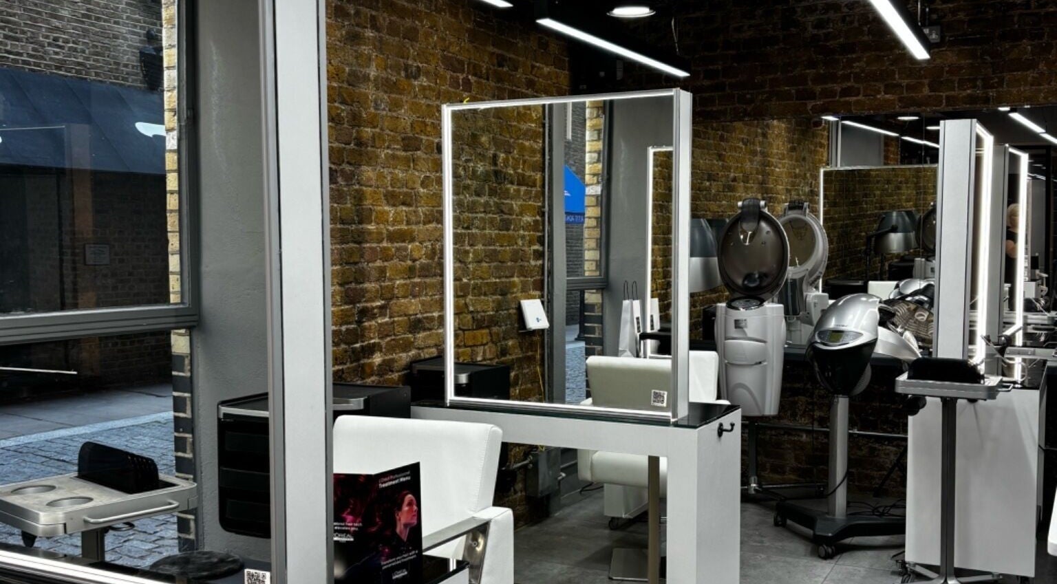 Сучасний салон краси Івана Мартинова в Лондоні, Англія, з індустріальним дизайном.