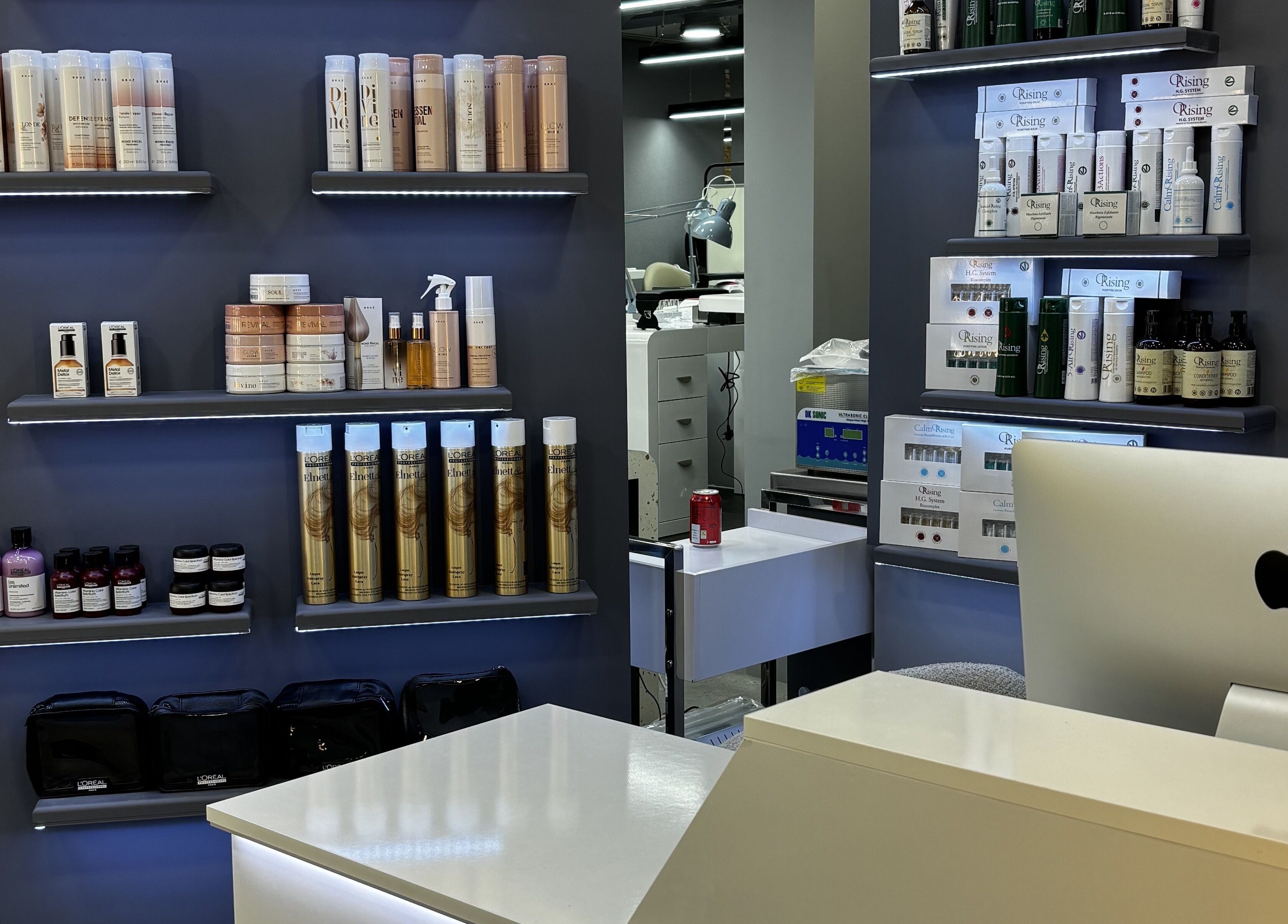 Вишукана стійка з косметикою в салоні Івана Мартинова, Лондон, Англія, GB.