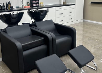 Zona de lavado moderna en PREMIUM SALÓN & SPA Barberà, Barberà Del Vallès, Catalunya, ES.