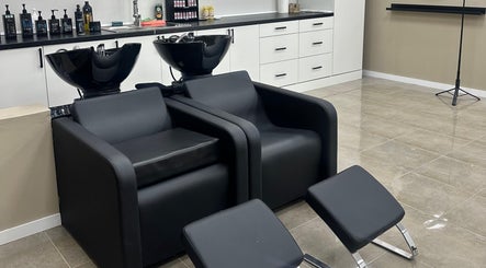 Zona de lavado moderna en PREMIUM SALÓN & SPA Barberà, Barberà Del Vallès, Catalunya, ES.