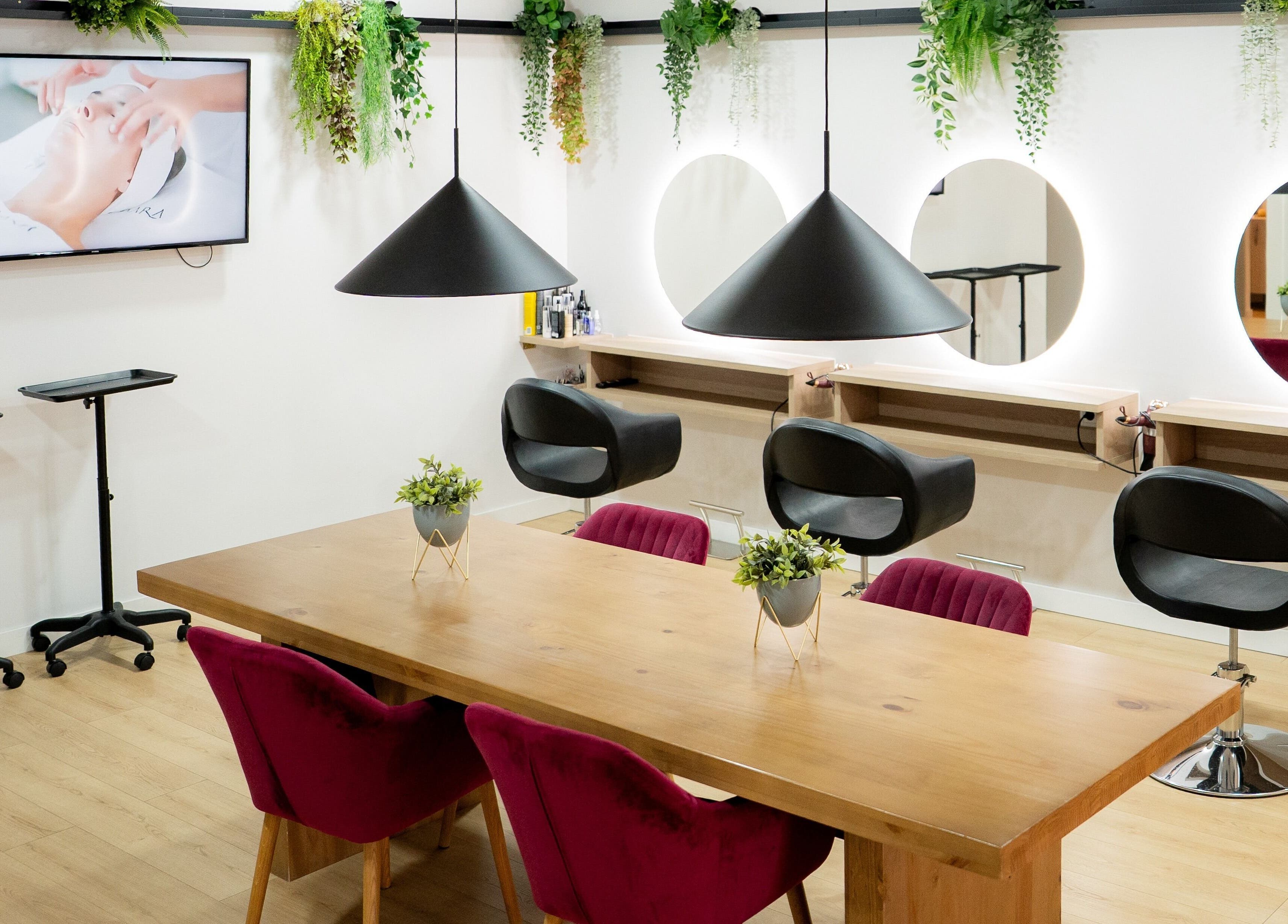 Interior elegante de PREMIUM SALÓN & SPA Pompeu Fabra en Mataró, Barcelona, ES con decoración vegetal.