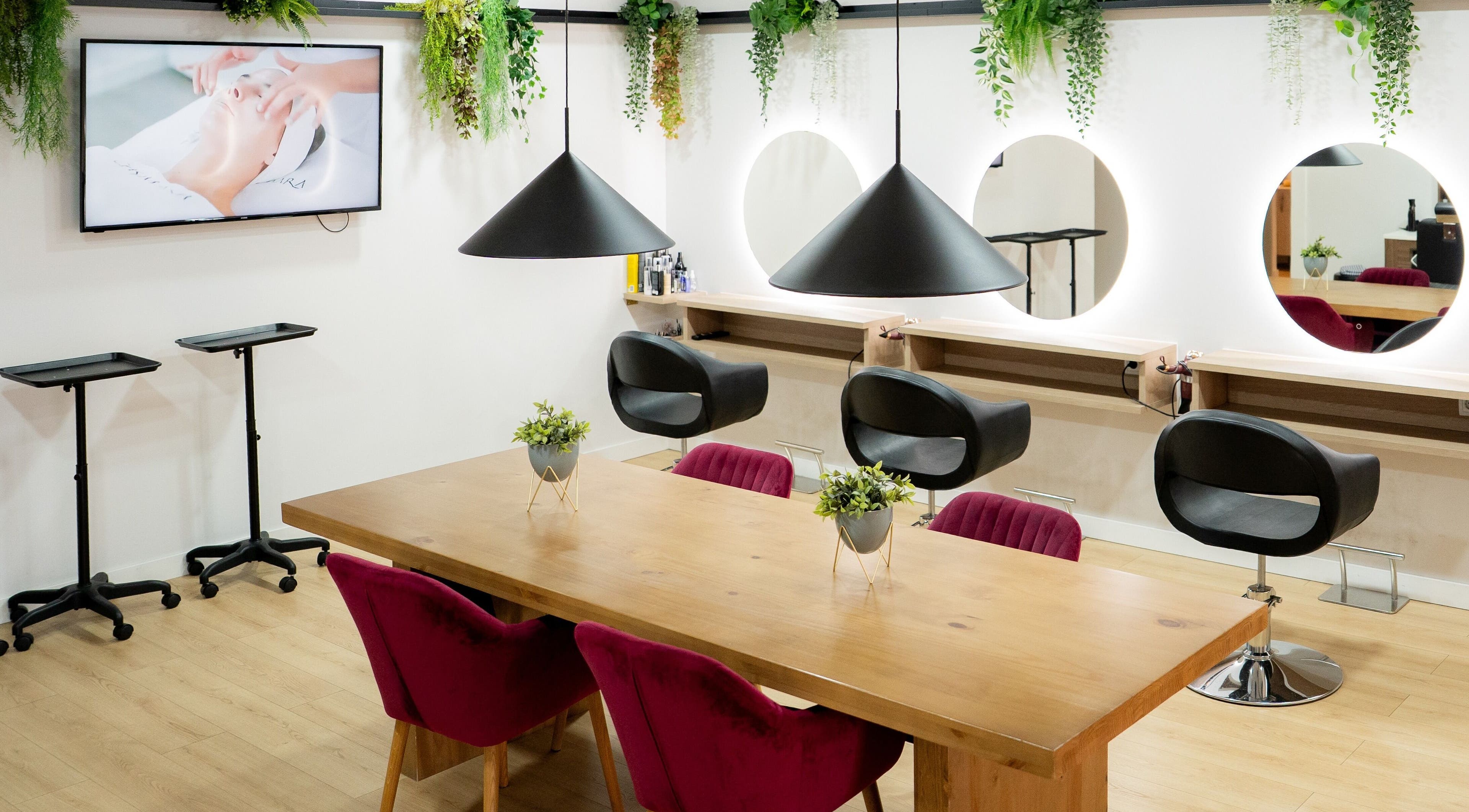 Interior elegante de PREMIUM SALÓN & SPA Pompeu Fabra en Mataró, Barcelona, ES con decoración vegetal.