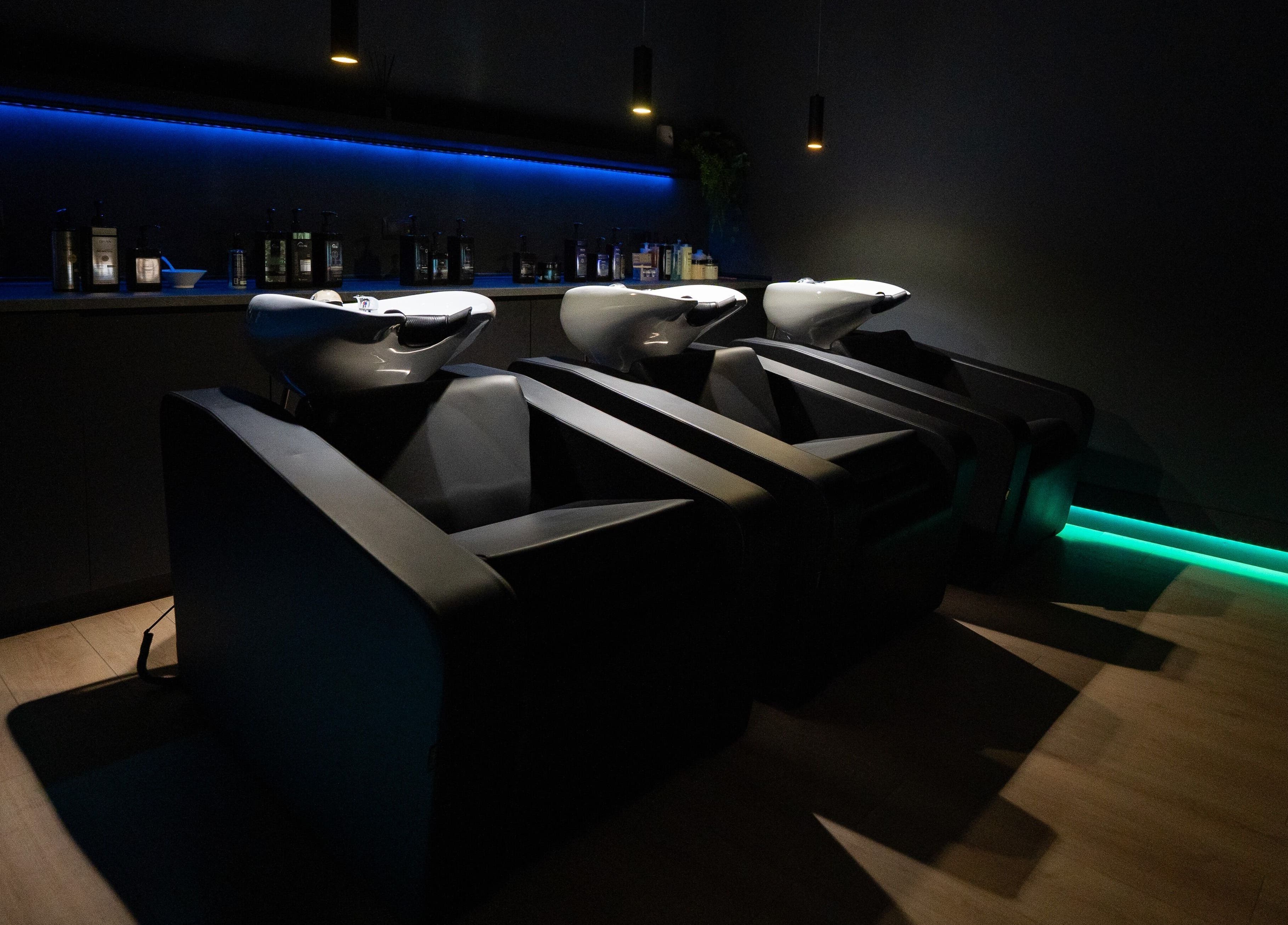 Área de lavado en PREMIUM SALÓN & SPA Pompeu Fabra, Mataró, Barcelona, ES con iluminación suave.