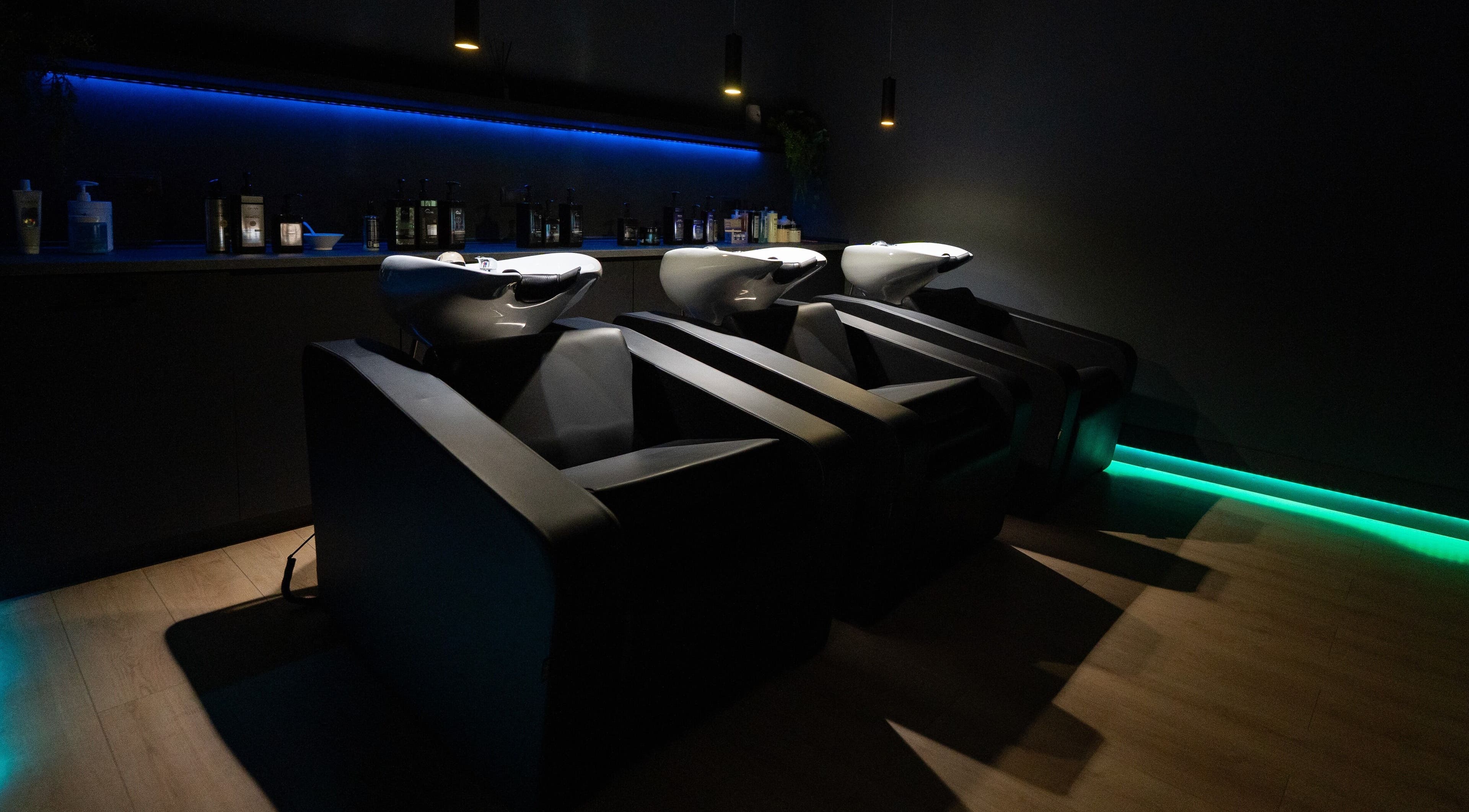 Área de lavado en PREMIUM SALÓN & SPA Pompeu Fabra, Mataró, Barcelona, ES con iluminación suave.