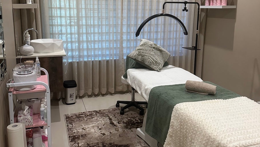 Relaxing treatment room at Hunny's Clinique PTA in Pretoria, Gauteng, ZA with a cozy bed and soft lighting.