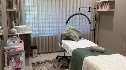 Cozy treatment room at Hunny's Clinique PTA, Pretoria, Gauteng, ZA featuring a massage table and spa essentials.