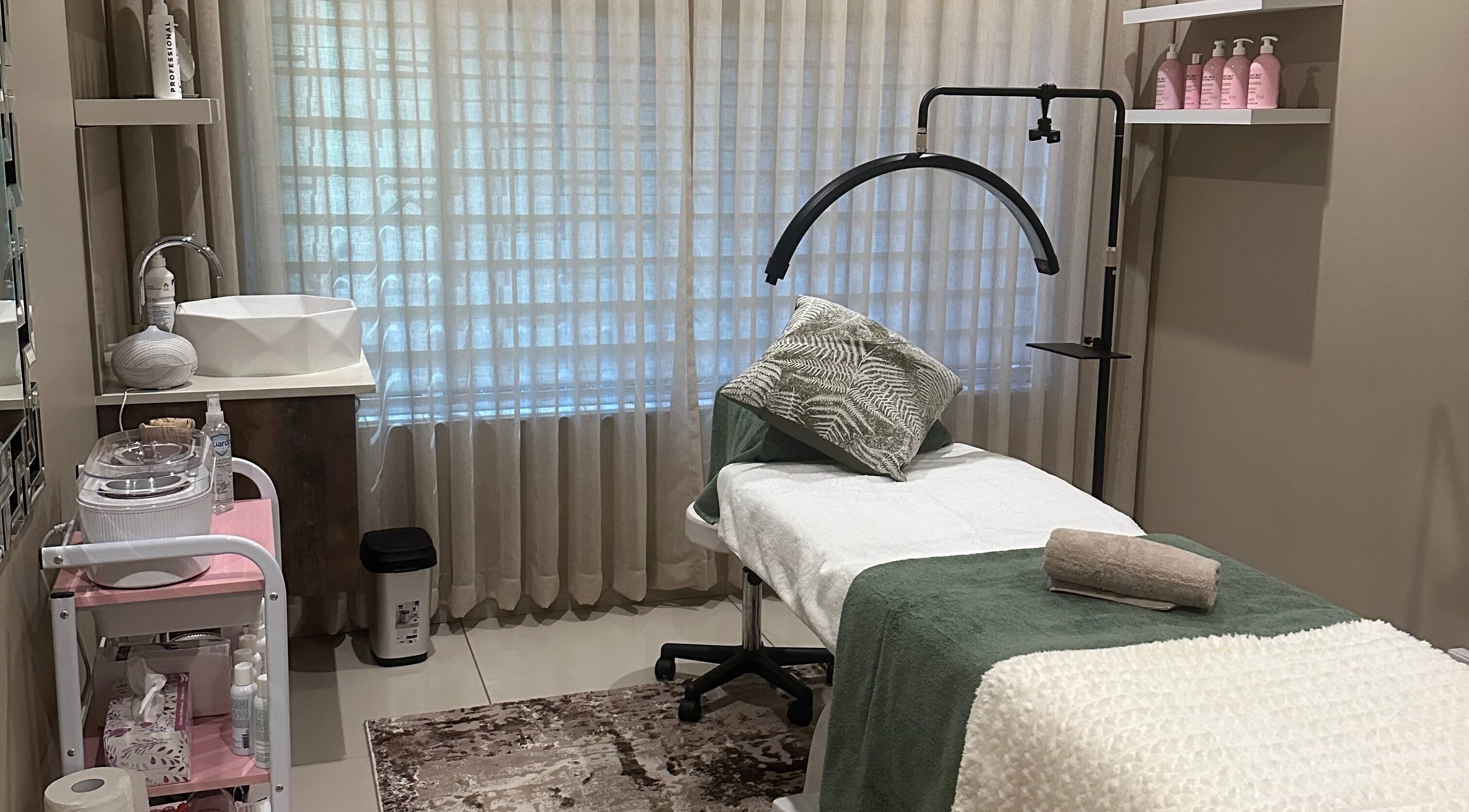 Cozy treatment room at Hunny's Clinique PTA, Pretoria, Gauteng, ZA featuring a massage table and spa essentials.