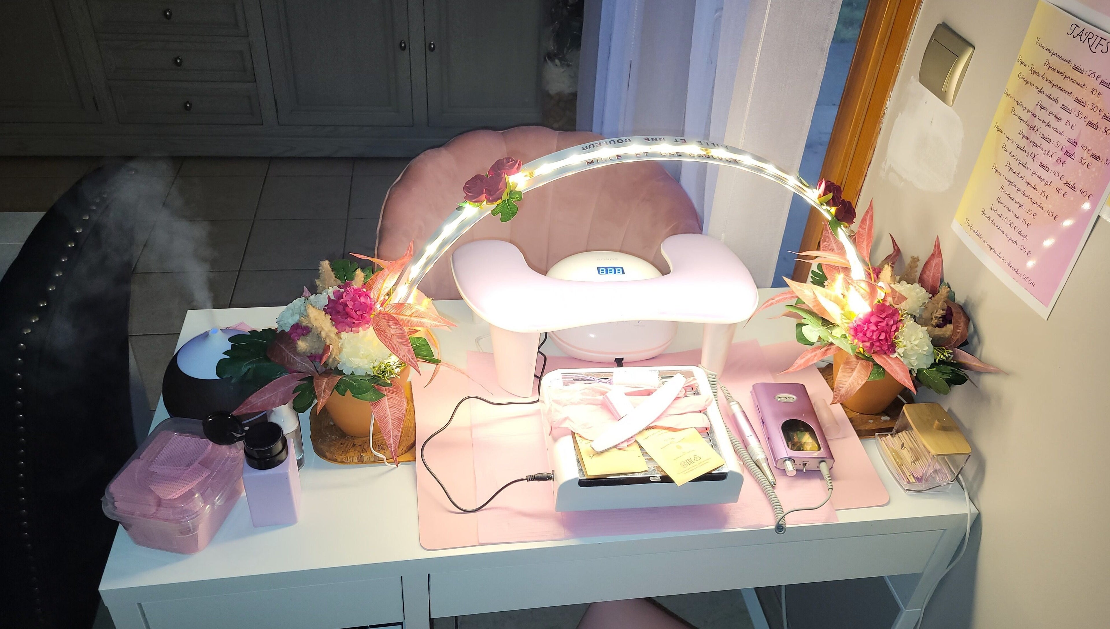 Station de manucure élégante chez MiLle et uNe couleur à Tergnier, Hauts-de-france, FR avec fleurs et lumière LED.