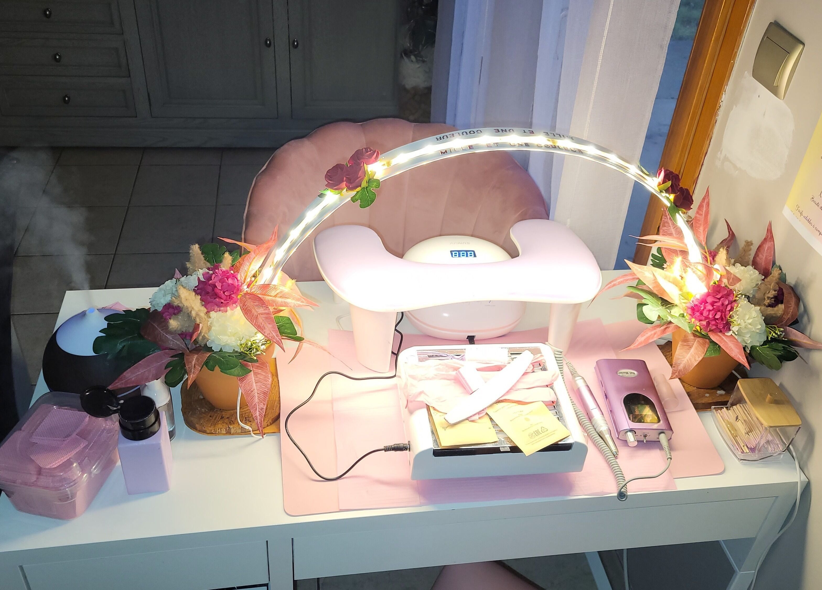 Station de manucure élégante chez MiLle et uNe couleur à Tergnier, Hauts-de-france, FR avec fleurs et lumière LED.