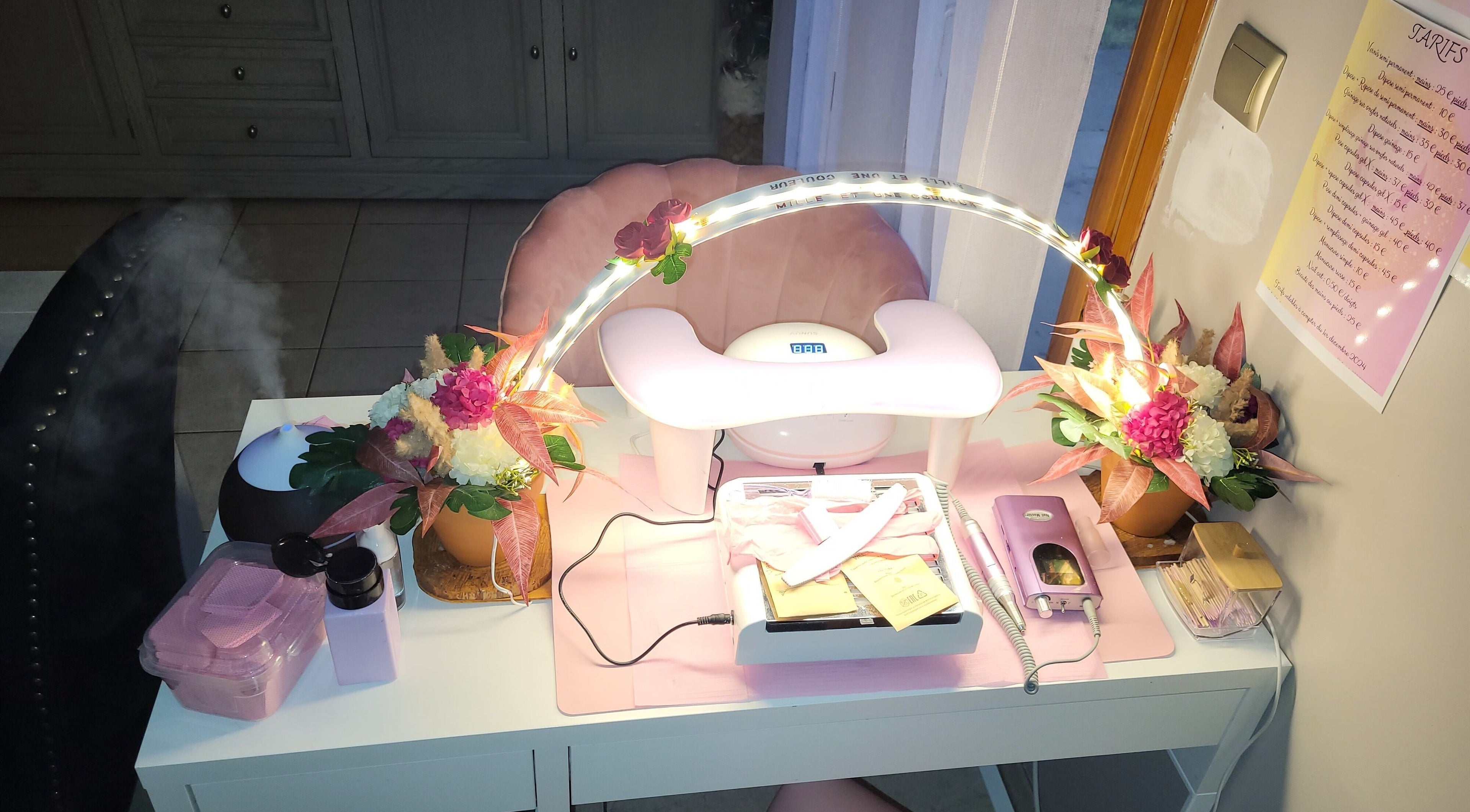 Station de manucure élégante chez MiLle et uNe couleur à Tergnier, Hauts-de-france, FR avec fleurs et lumière LED.