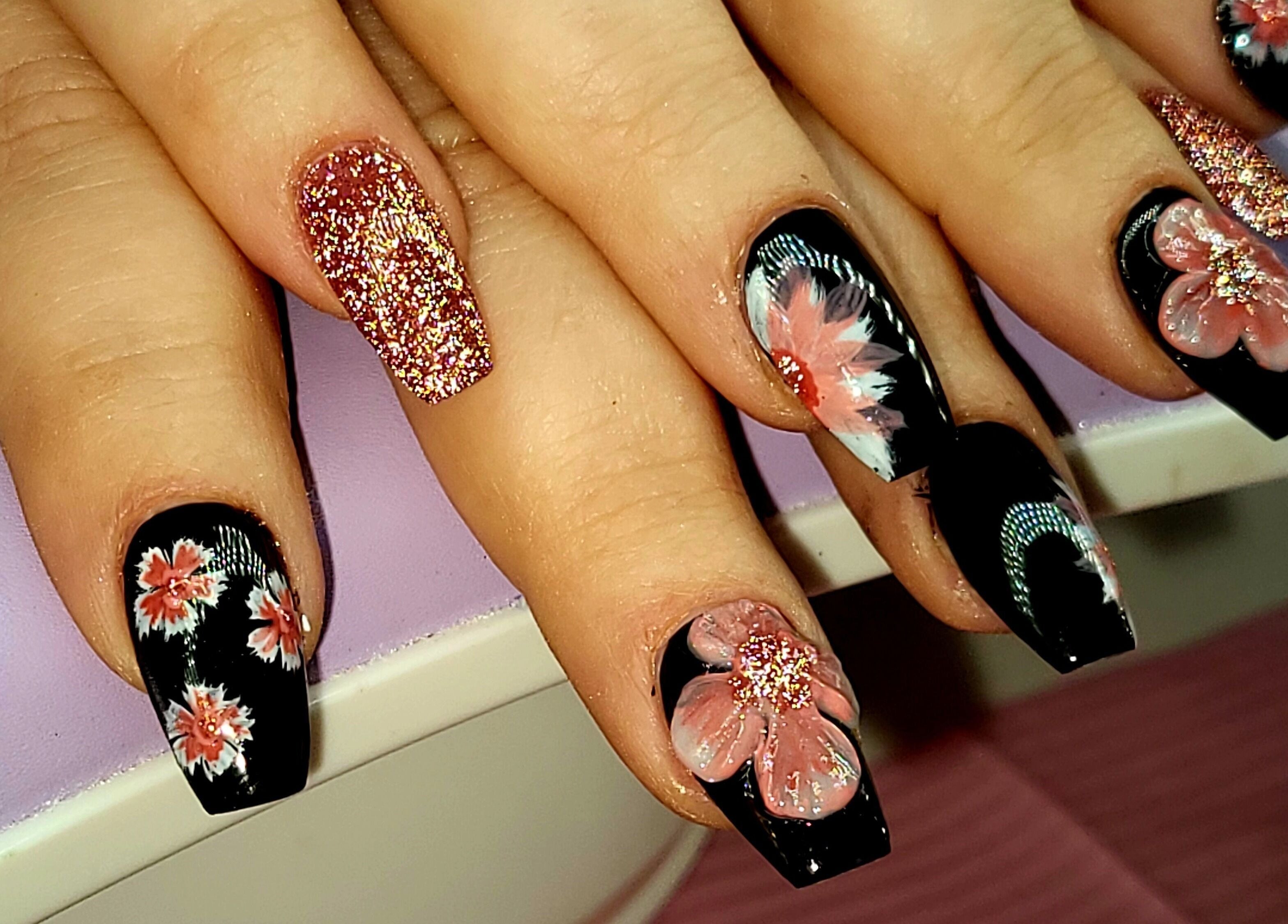 Manucure florale élégante chez MiLle et uNe couleur à Tergnier, Hauts-de-France, FR.