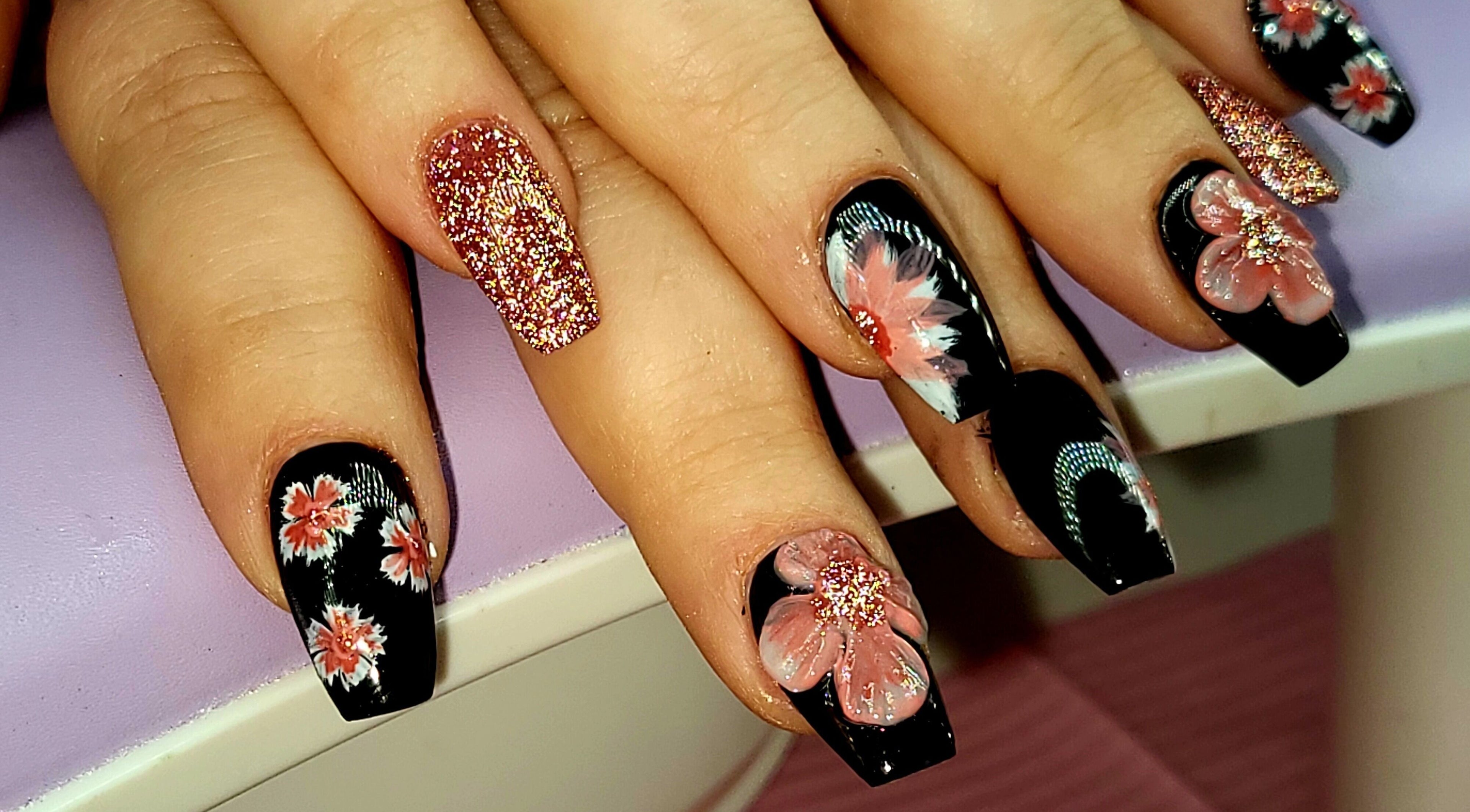 Manucure florale élégante chez MiLle et uNe couleur à Tergnier, Hauts-de-France, FR.