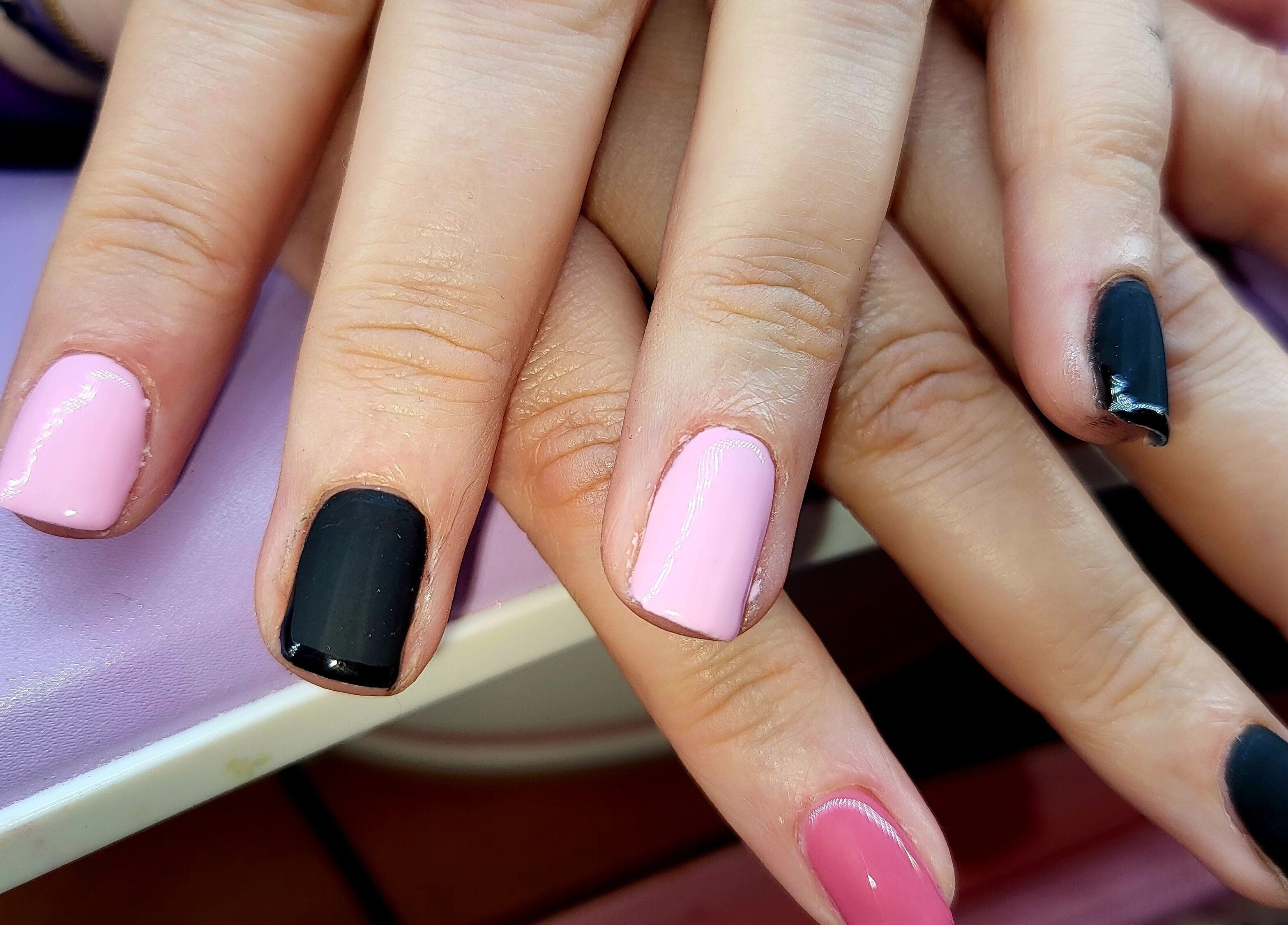 Manucure rose et noir à MiLle et uNe couleur, Tergnier, Hauts-de-France, FR.