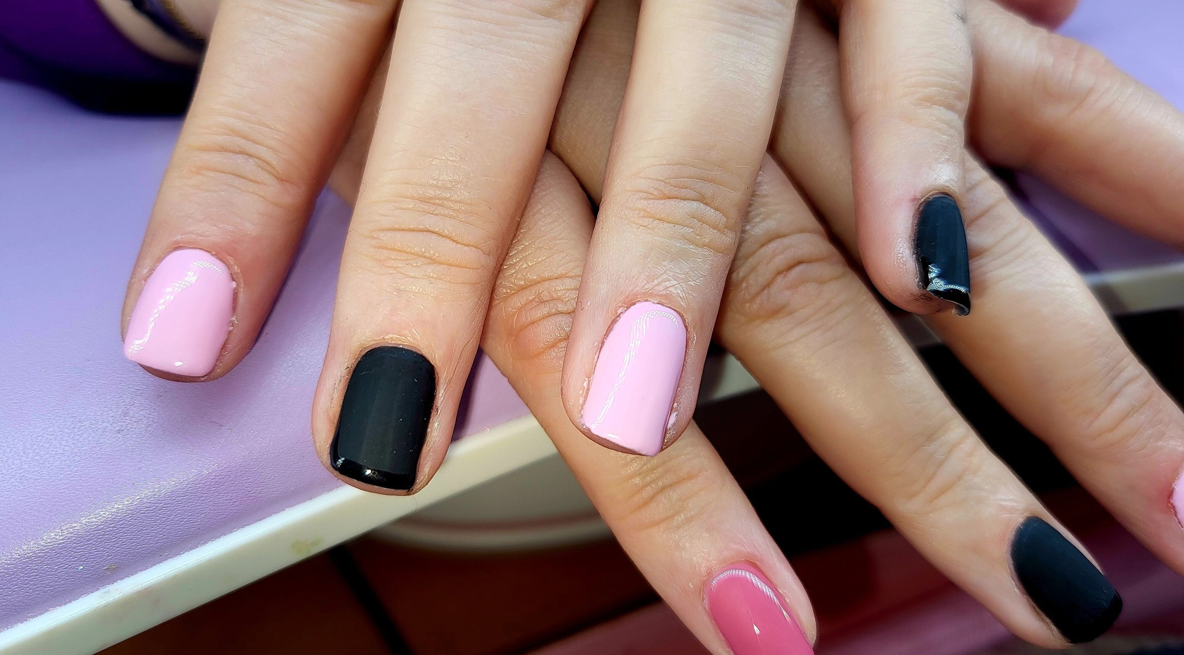 Manucure rose et noir à MiLle et uNe couleur, Tergnier, Hauts-de-France, FR.