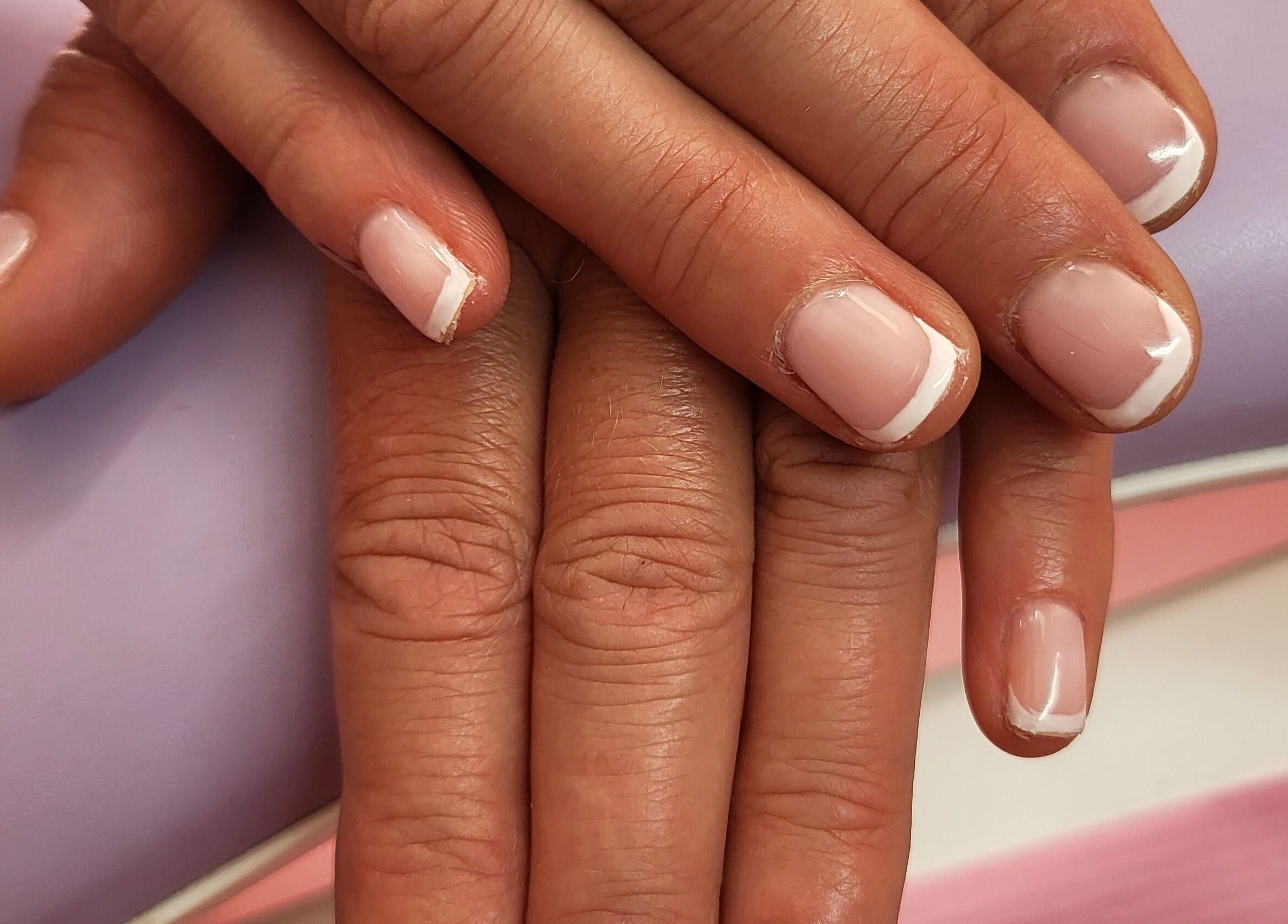 Manucure française raffinée chez MiLle et uNe couleur à Tergnier, Hauts-de-France, FR.