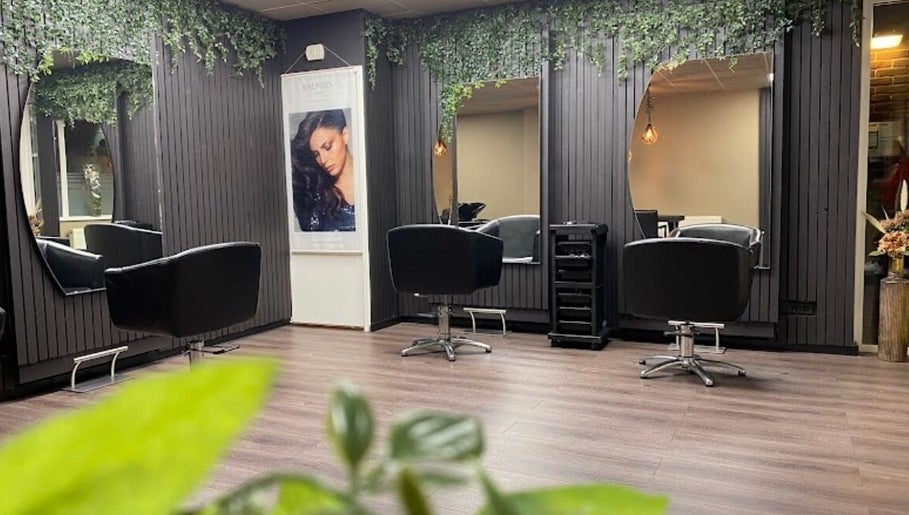 Moderne salonstoelen en spiegels bij Haarstation 216, Nijverdal, Overijssel, NL.