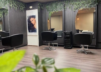 Moderne salonstoelen en spiegels bij Haarstation 216, Nijverdal, Overijssel, NL.