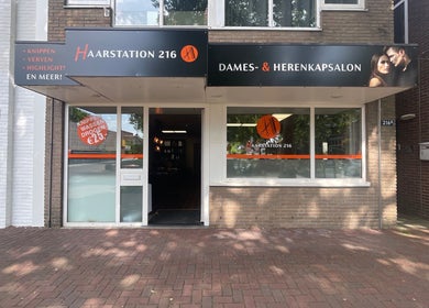 Voorgevel van Haarstation 216, een kapsalon gelegen in Nijverdal, Overijssel, NL.